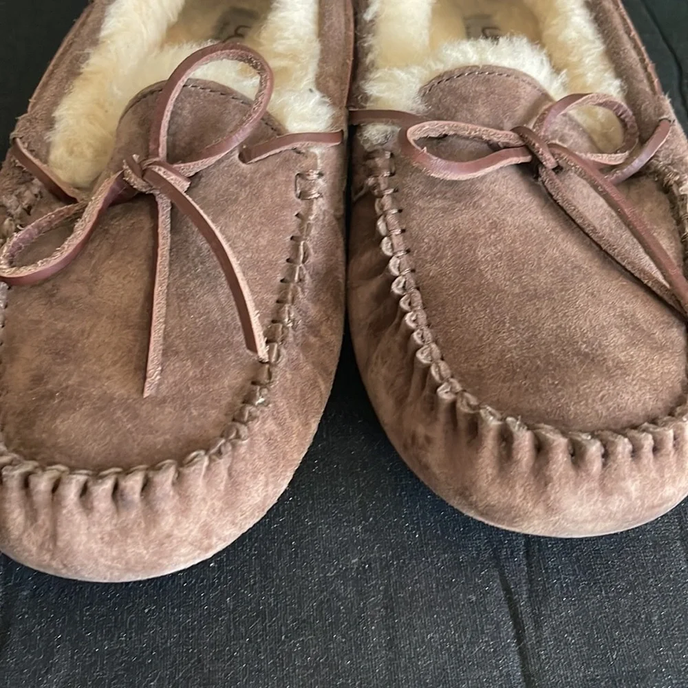 Gently used excellent condition ugh slippers - Picture 7 of 7